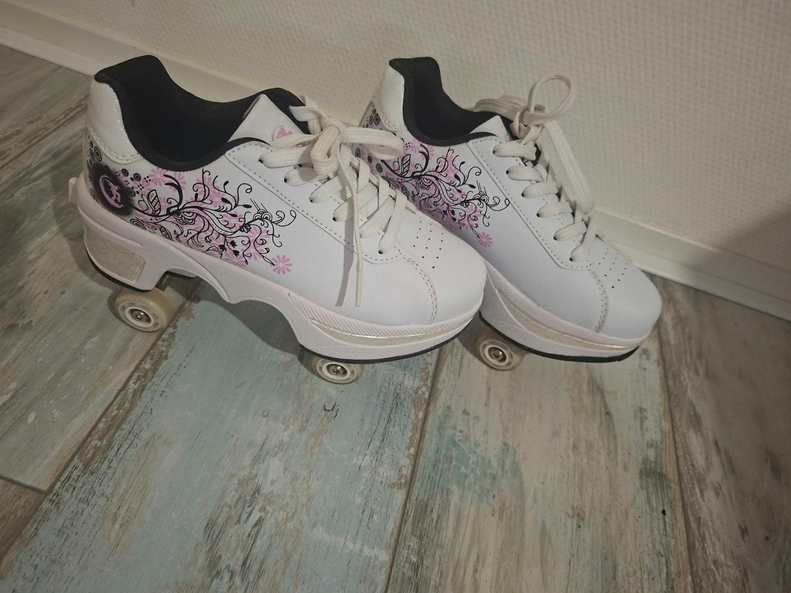 2-in-1 Rolschaatssneakers Wit met Bloemmotief, Ophalen of Verzenden, Zo goed als nieuw