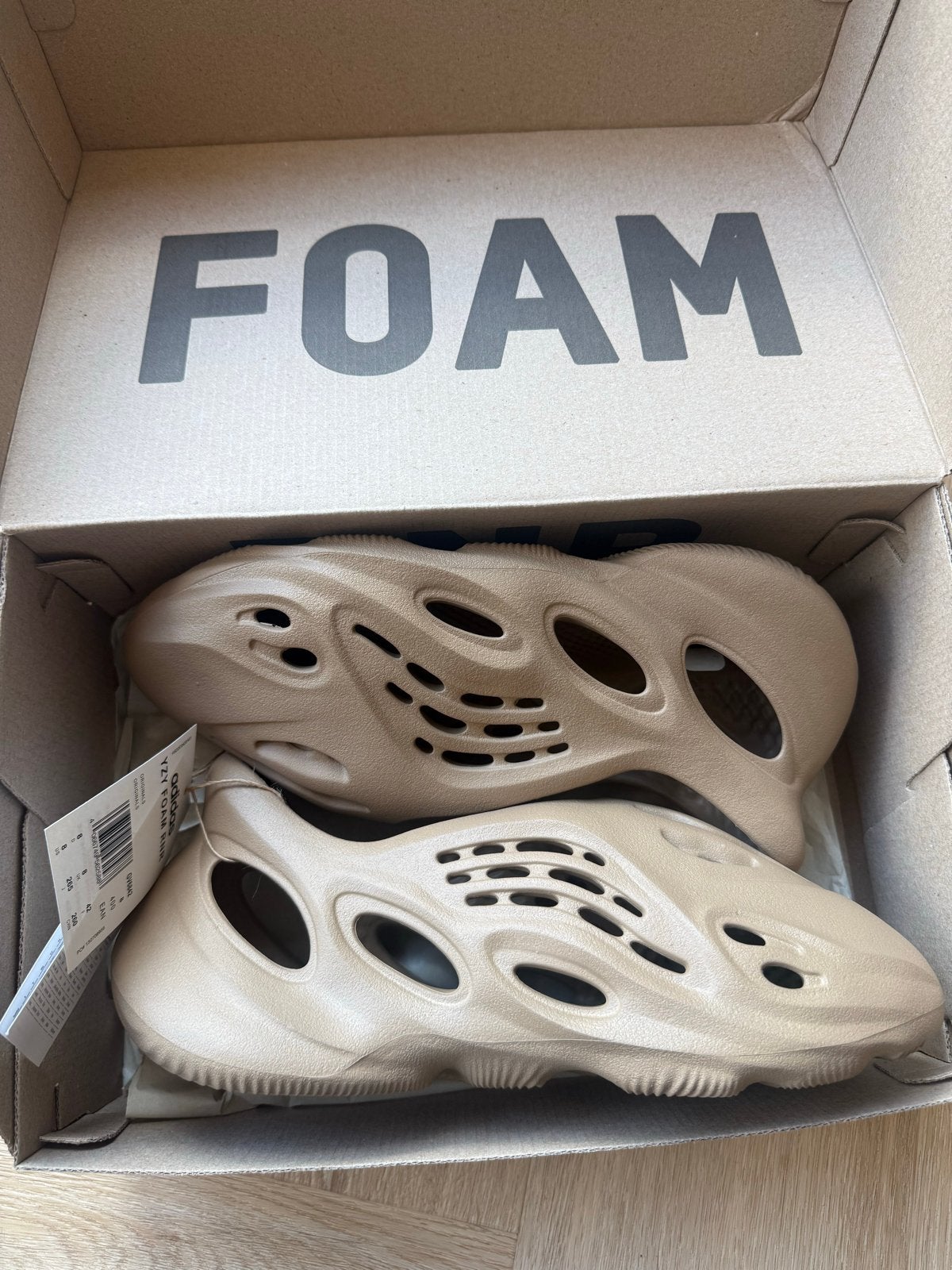 Yeezy Foam RNNR Clay Taupe US 8 Nieuw in doos, Ophalen of Verzenden, Nieuw, Bruin, Slippers