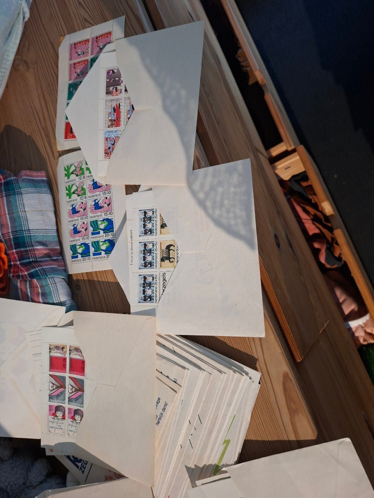 35 pakjes Kinderpostzegels vanaf 1971, veel dubbel, Postzegels en Munten, Ophalen