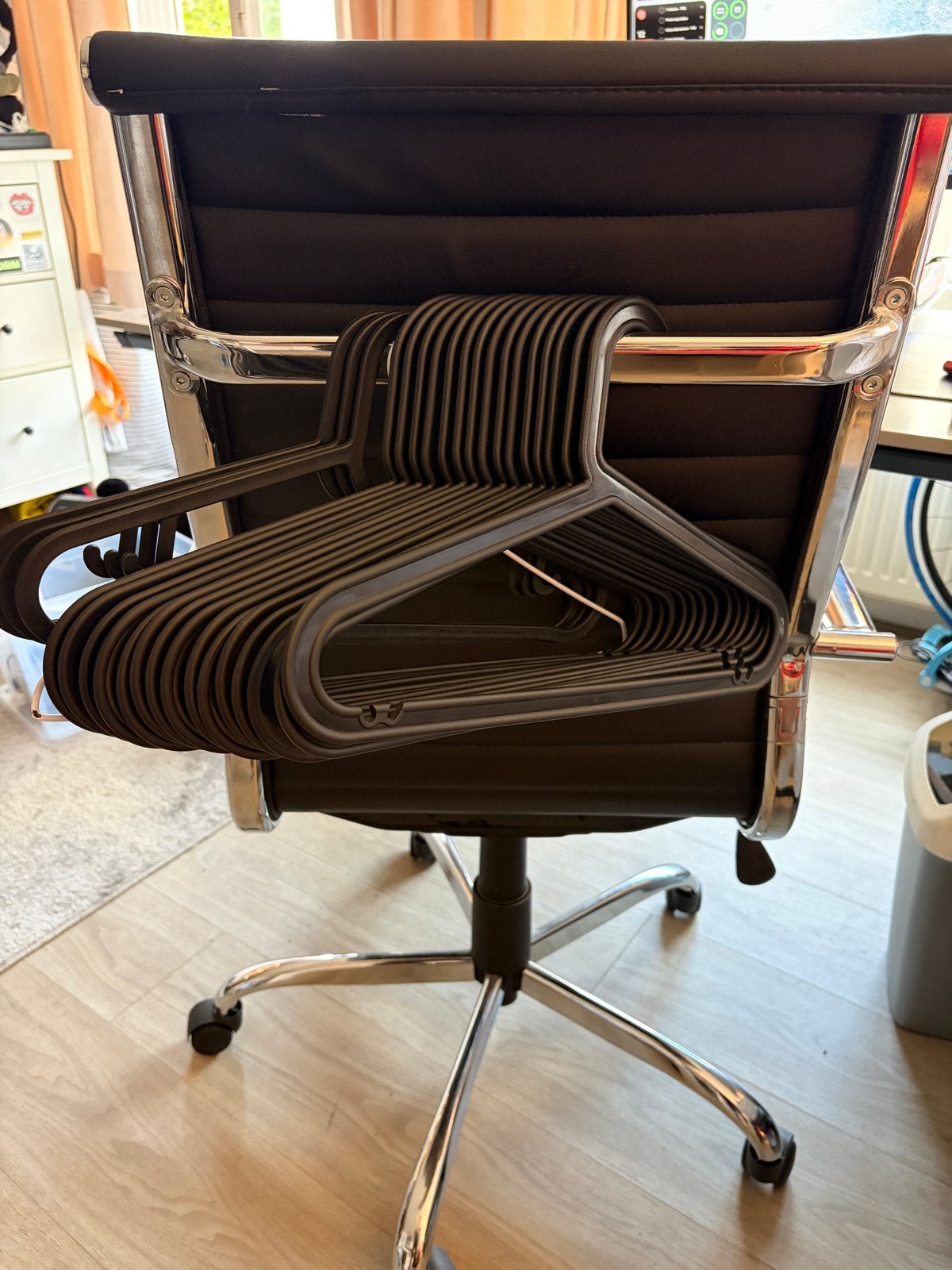 19 Kledinghangers - Kunststof Zwart, Ophalen of Verzenden, Gebruikt, Kunststof, Volwassenen