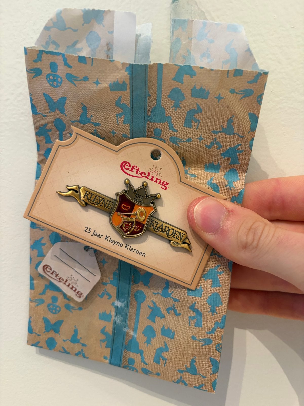 Efteling Pin Kleine Klaroen - 25 Jaar Jubileum, Verzamelen, Efteling, Ophalen of Verzenden, Nieuw, Button of Speldje