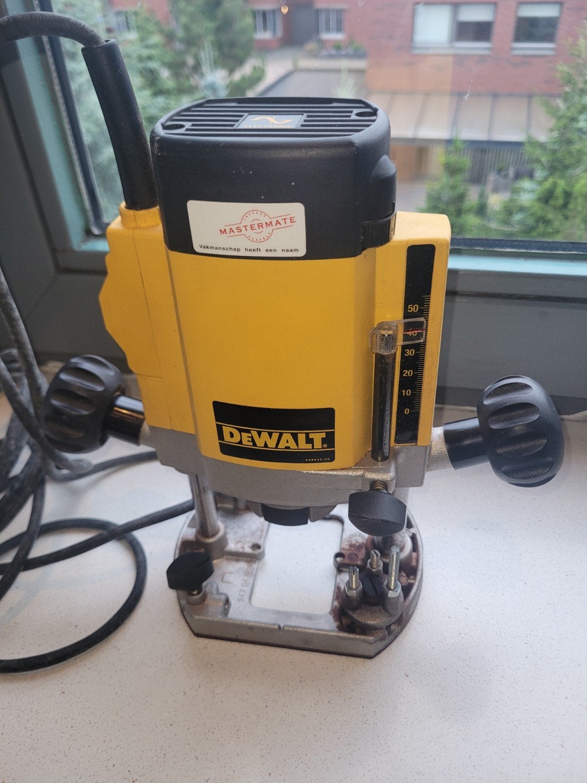 DeWalt DW615 Bovenfrees 900W, DeWalt, Ophalen of Verzenden, Zo goed als nieuw, Bovenfrees
