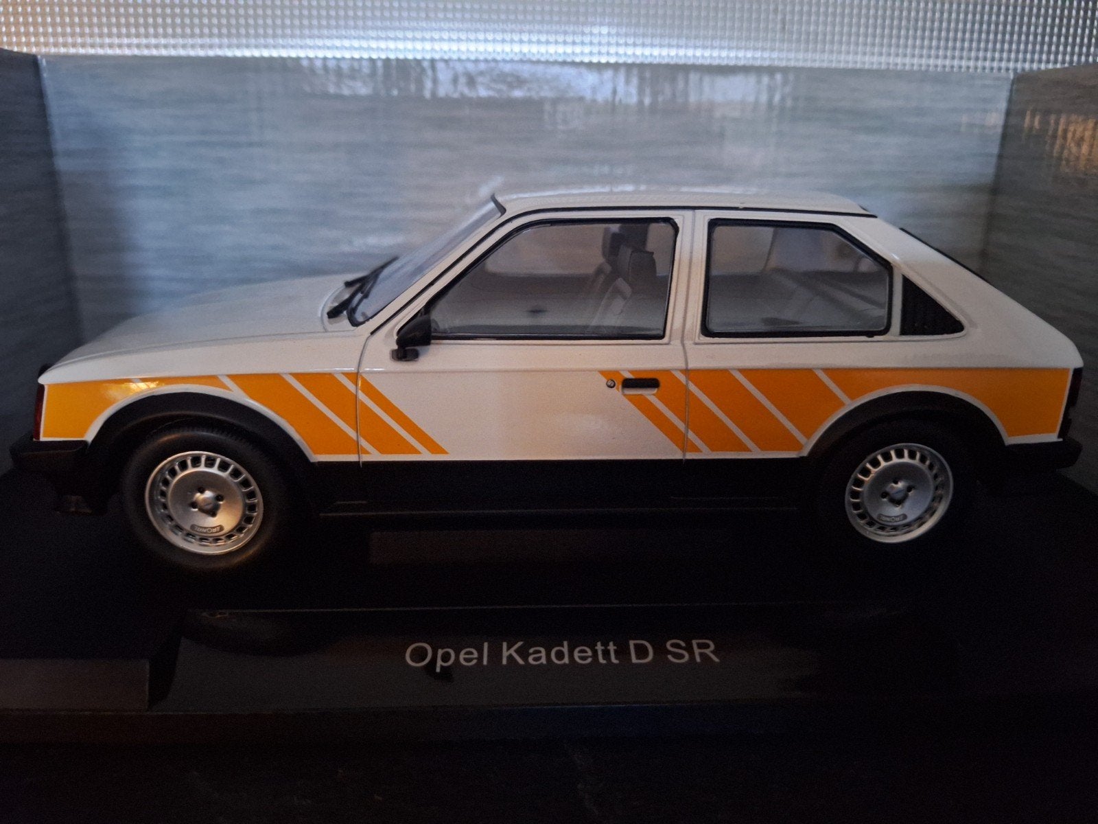 Opel Kadett D SR 1983 Schaal 1:18, Overige merken, MCG, Nieuw, Ophalen of Verzenden