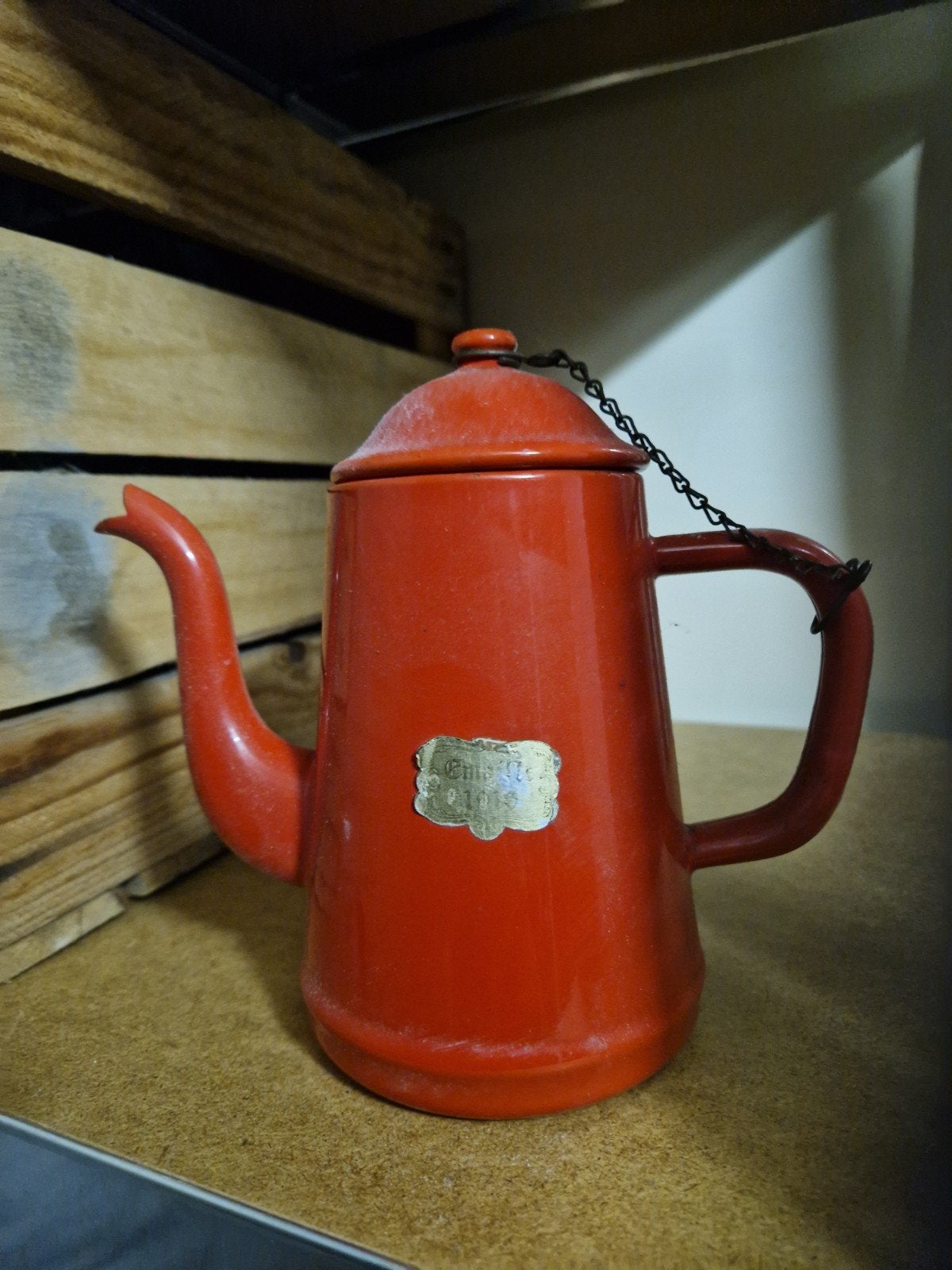 Vintage rode emaille koffiekan met ketting, Ophalen