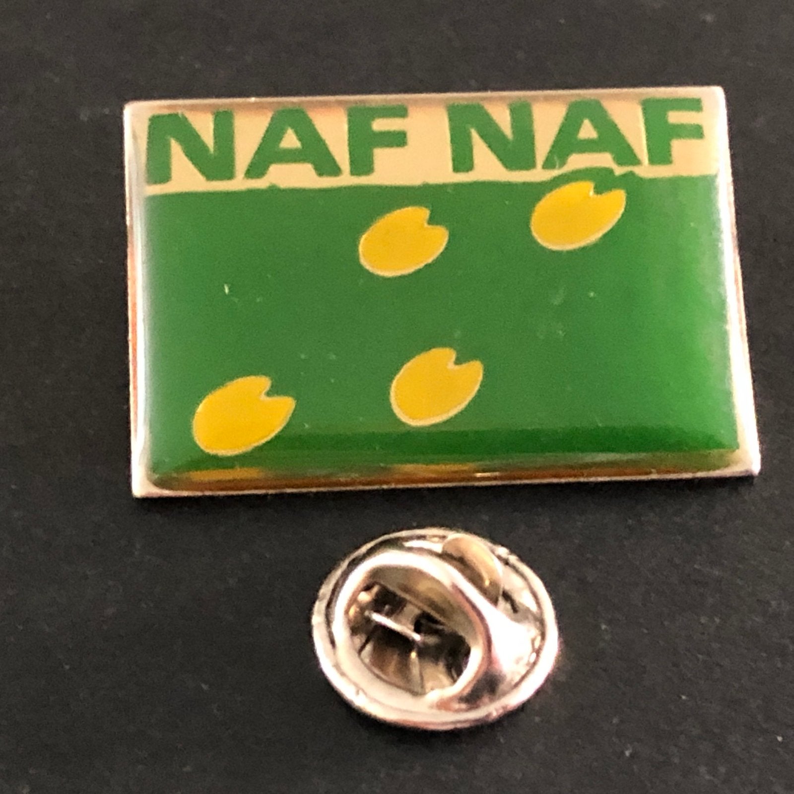 Naf Naf speldje / pin met waterlelies, Ophalen of Verzenden, Gebruikt, Merk, Speldje of Pin