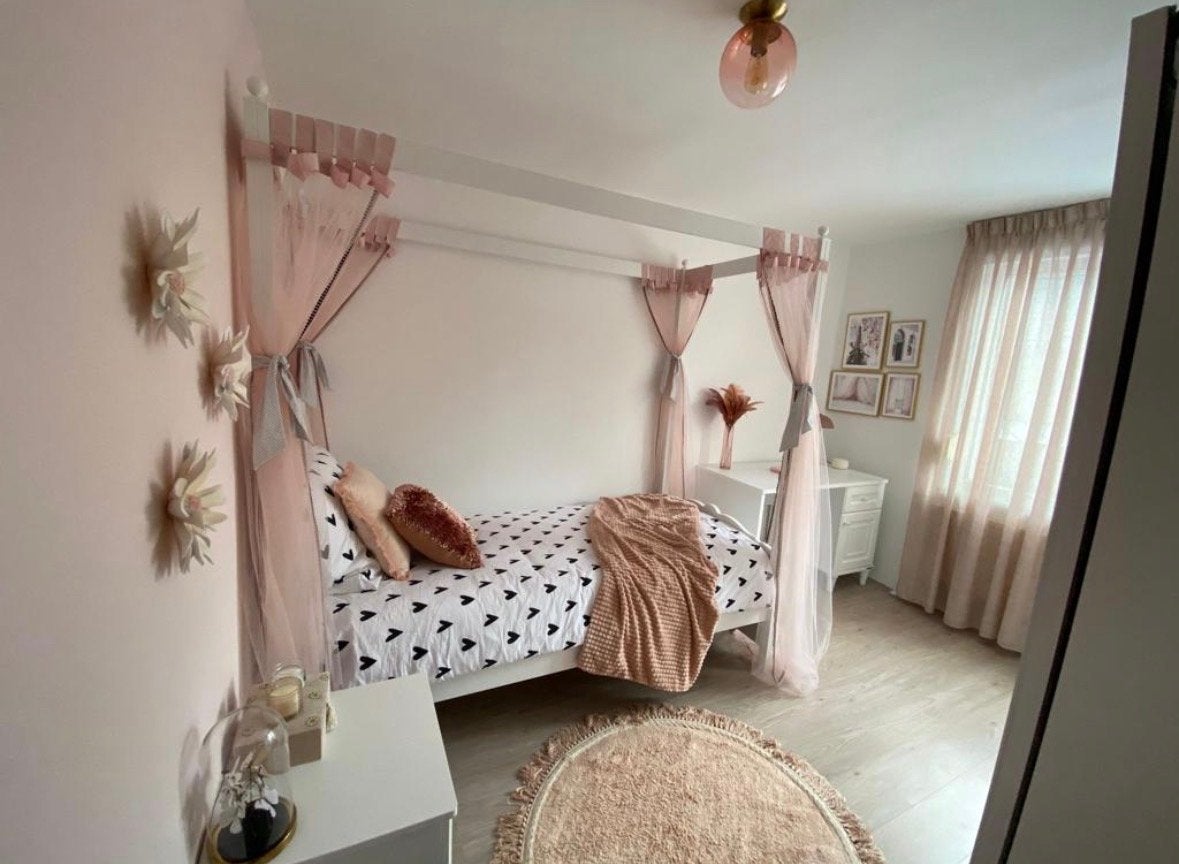 Hemelbed Lora Twin met bureau en nachtkastje, Kinderen en Baby's, Ophalen, 85 tot 100 cm, Zo goed als nieuw, Lattenbodem