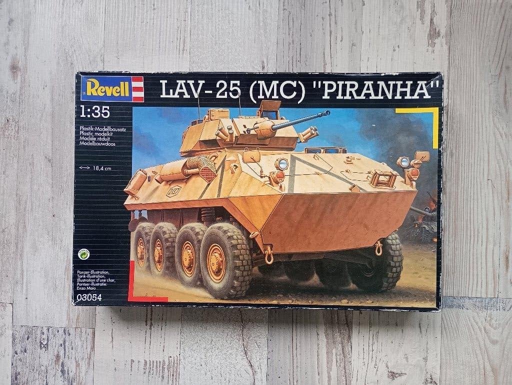 Revell LAV - 25 ( MC ) " PIRANHA" 1:35, Tank, Ophalen of Verzenden, Zo goed als nieuw, 1:32 tot 1:50