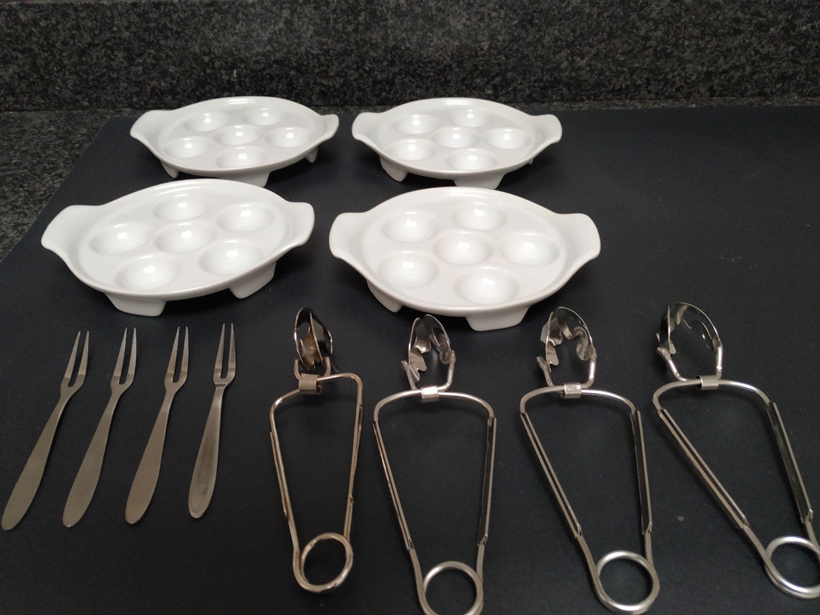 Escargot set: 4 schalen, 4 tangen, 4 vorkjes, Los bestek, Ophalen of Verzenden, Zo goed als nieuw, Rvs of Chroom