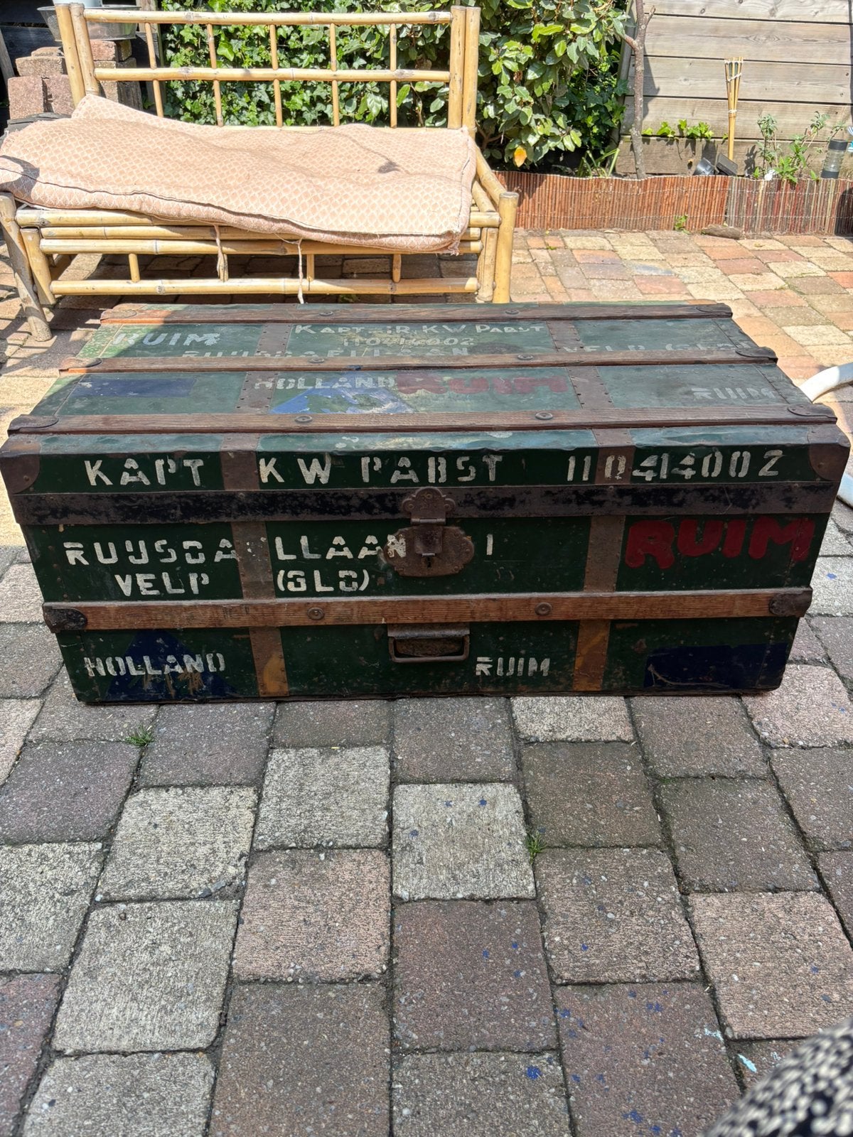 Stoere, antieke hutkoffer/ kist met opschriften, Ophalen, Zo goed als nieuw, 100 tot 150 cm
