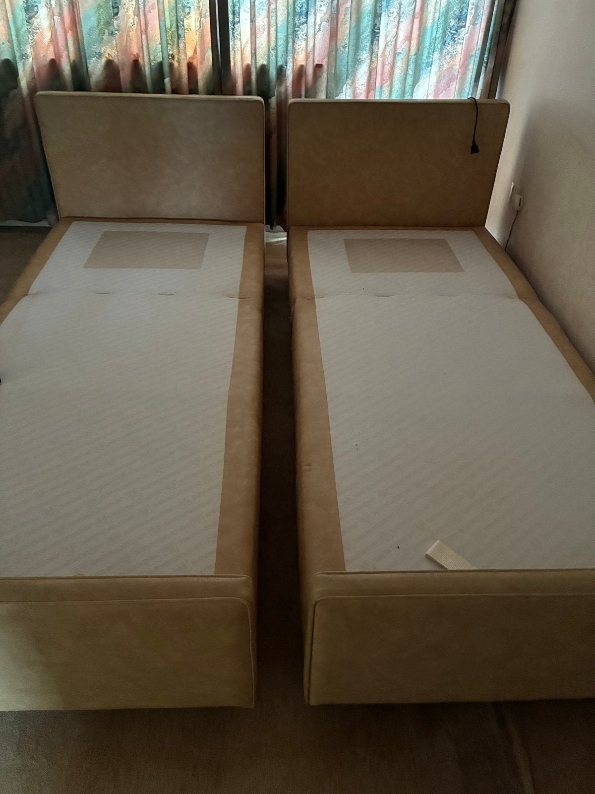 2x Elektrisch Verstelbaar Senioren Bedframe - Bruin Leer, Huis en Inrichting, Ophalen, Overige materialen, Eenpersoons, Bruin
