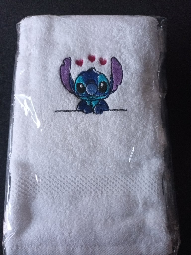 Nieuw geborduurde wit handdoek Stitch hartjes (50 x 100 cm), Ophalen of Verzenden, Nieuw, Wit, Handdoek