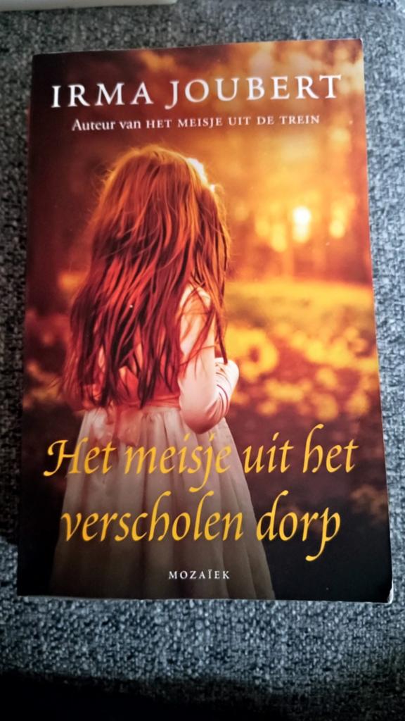 Irma Joubert het meisje uit het verscholen dorp, Boeken, Ophalen of Verzenden, Zo goed als nieuw
