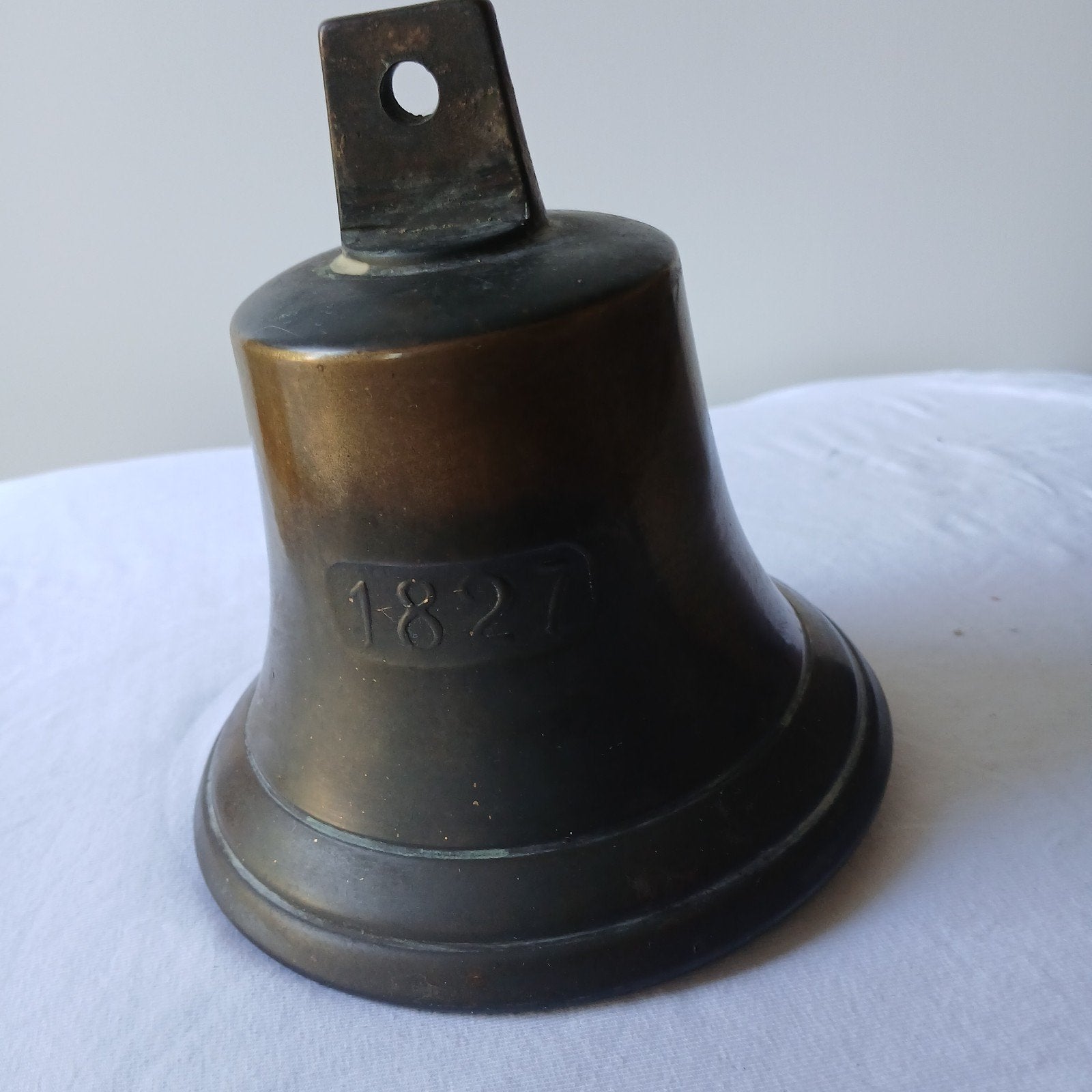 Antieke Bronzen Bel uit 1827, bel met 'LASCHLUCH' inscriptie, Antiek en Kunst, Ophalen of Verzenden, Brons