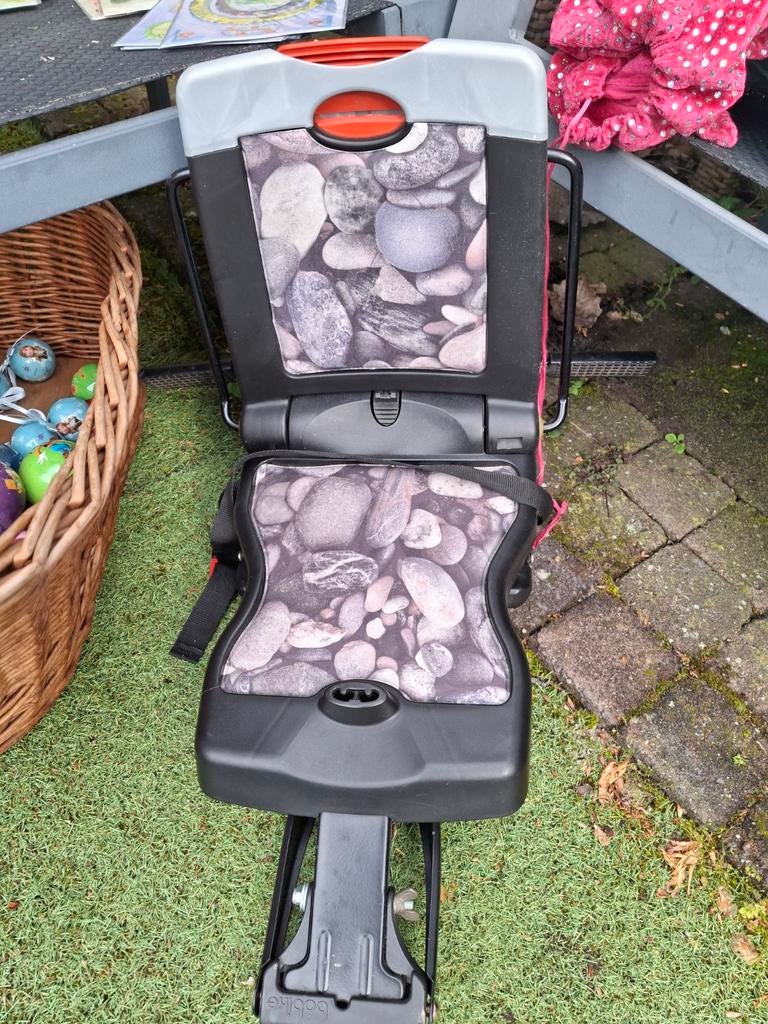 Bobike inklapbaar fietsstoeltje achter met steenprint, Fietsen en Brommers, Fietsaccessoires | Fietsstoeltjes, Achterzitje, Gebruikt