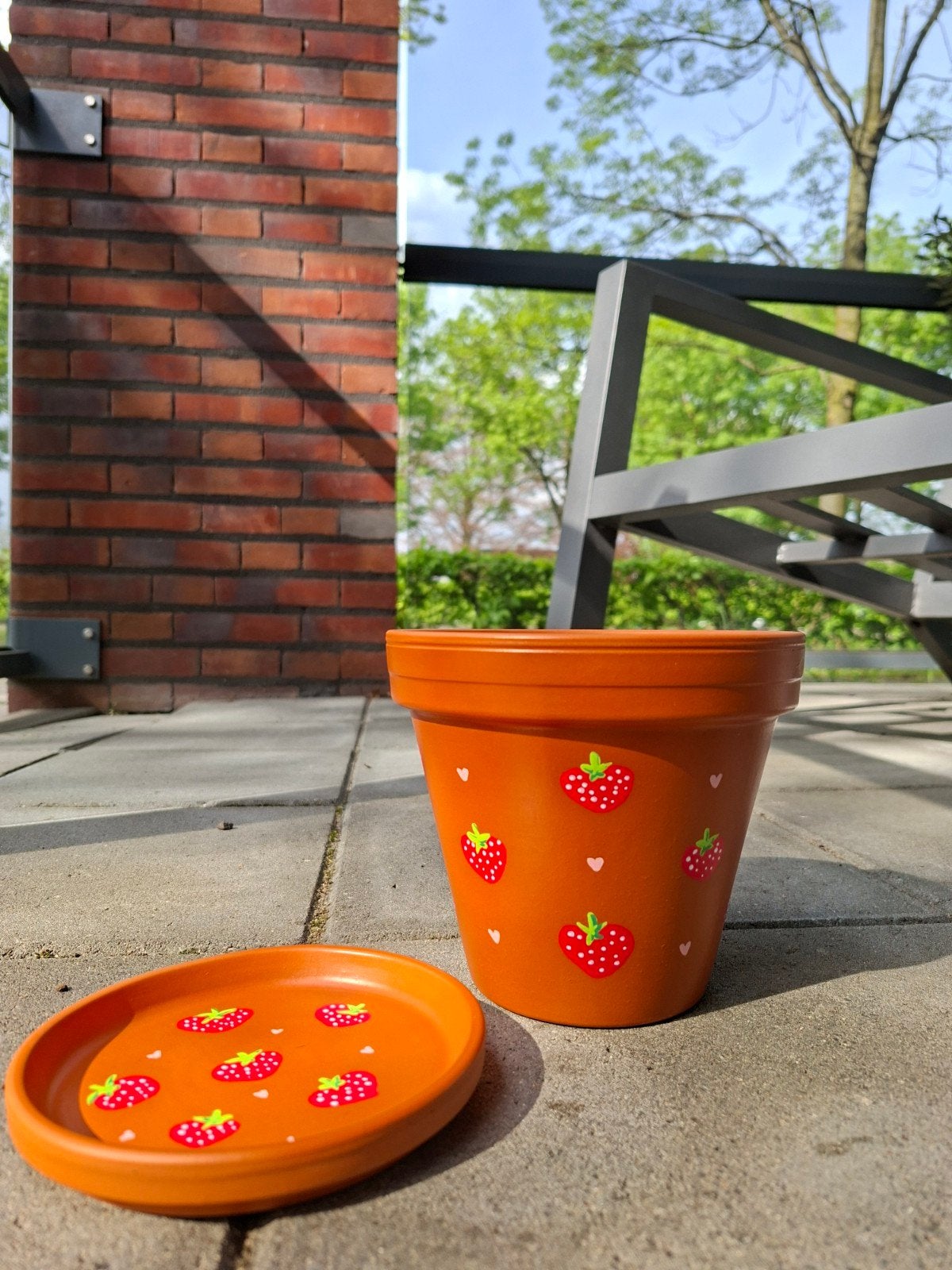 Handgeschilderde terracotta bloempot met aardbeien, Rond, Nieuw, Ophalen of Verzenden, Binnen