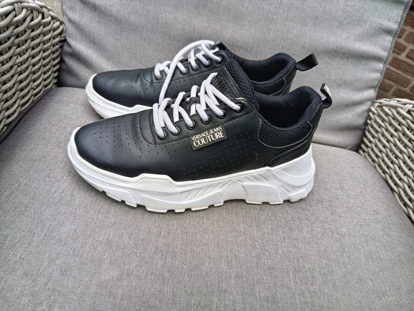 Versace sneakers maat 39/40 - Zo goed als nieuw, Zwart, Ophalen of Verzenden, Versace, Sneakers of Gympen