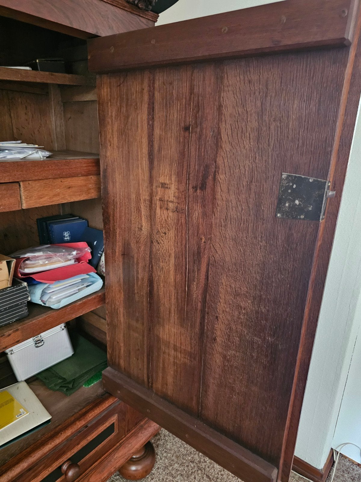 Antieke Eiken Kast met Gedetailleerd Houtsnijwerk, Antiek en Kunst, Antiek | Meubels | Kasten, Ophalen of Verzenden