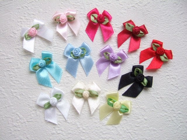 HALVE PRIJS ~ Satijnen strikje met roosje op groen blad~ 4cm, -, -, Overige typen, Nieuw