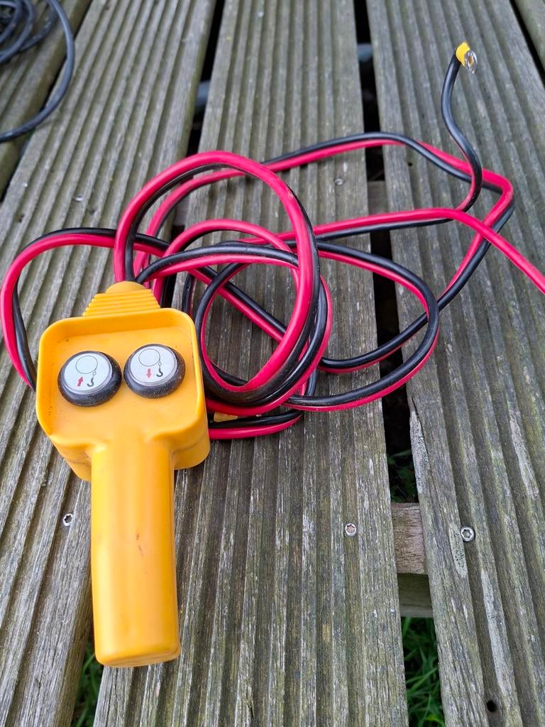 Afstandbediening 12 volts lier, Ophalen, Zo goed als nieuw
