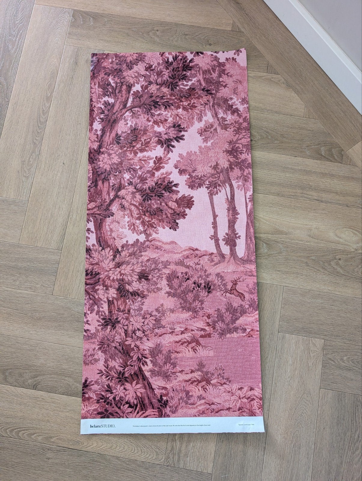 BelarteSTUDIO Behang met Boslandschap en Hert - Staal, Huis en Inrichting, Natuurlijk, Overige merken, Ophalen of Verzenden, Roze