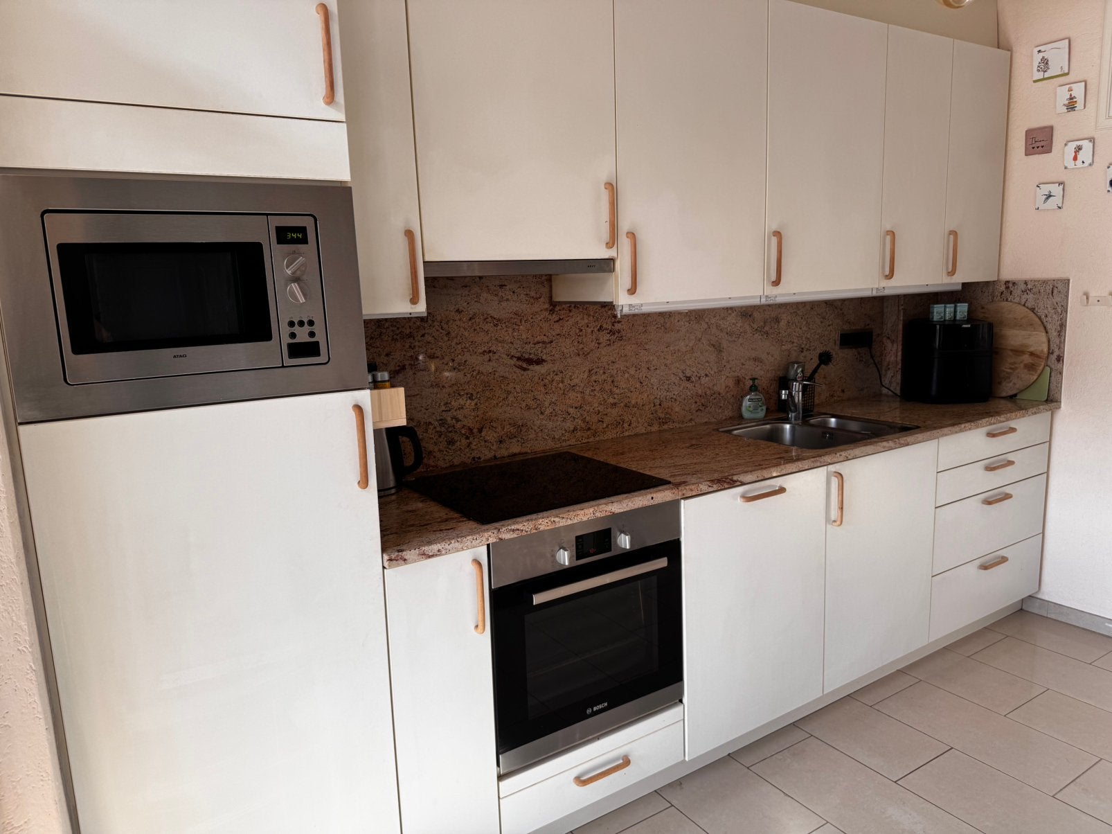 Witte keuken met composiet blad en apparatuur, Huis en Inrichting, Ophalen, Gebruikt, Wit, Enkelwandige keuken