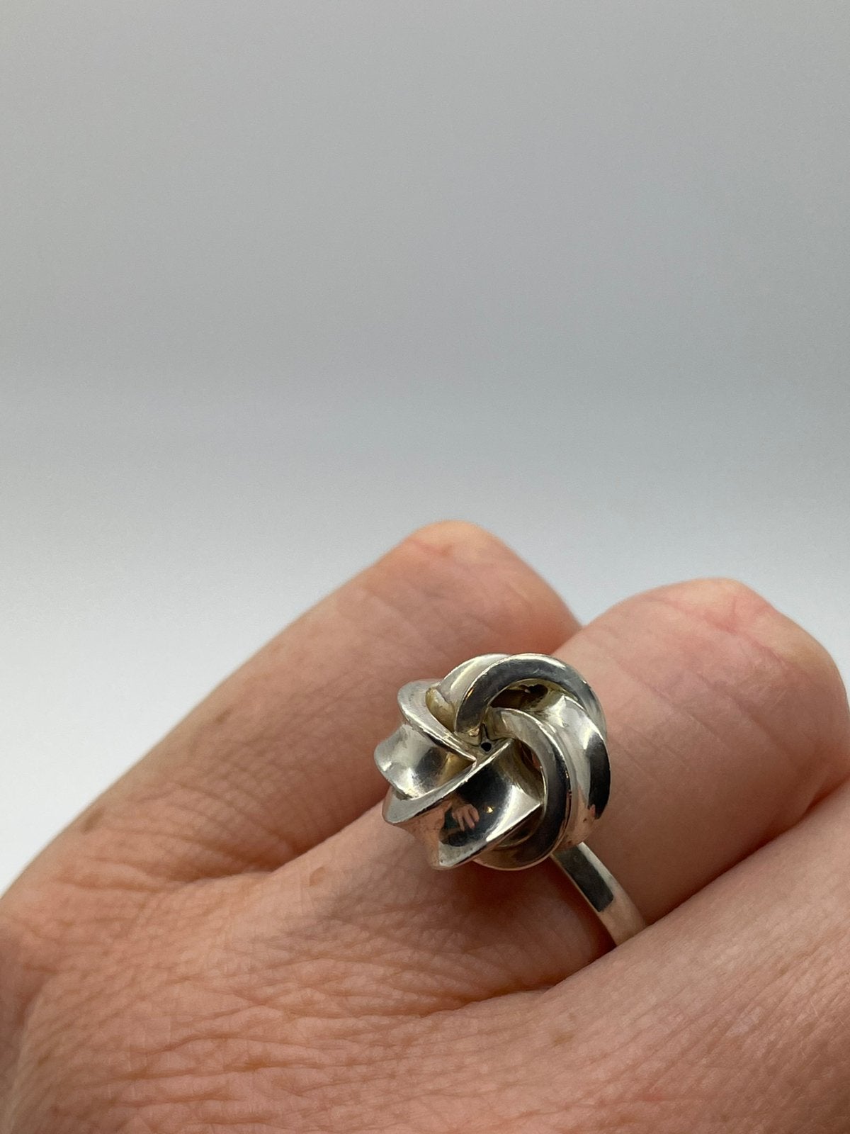E581 Prachtige zilveren modernist ring (verstelbaar), Ophalen of Verzenden, Zilver, Ring