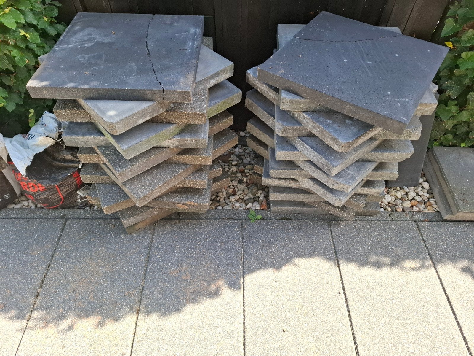 Gratis af te halen: 24 tegels (50x50cm en 60cm), Ophalen, 60 cm of meer, 60 cm of meer, Minder dan 5 m²