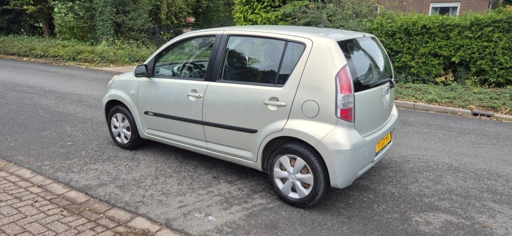 Daihatsu SIRION 1.3-16V Prestige/automaat/Airco/NAP, Auto's, Gebruikt, 4 cilinders, Met garantie (alle), Beige
