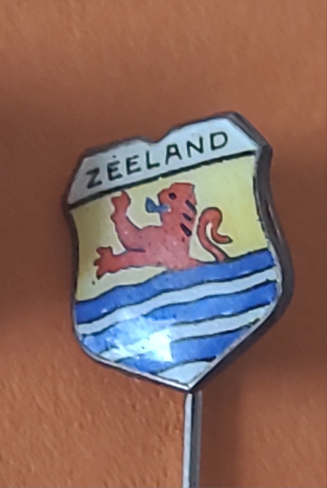 Emaille Speldje Zeeland Leeuw Water Golven Vintage, Verzamelen, Speldjes, Pins en Buttons, Verzenden