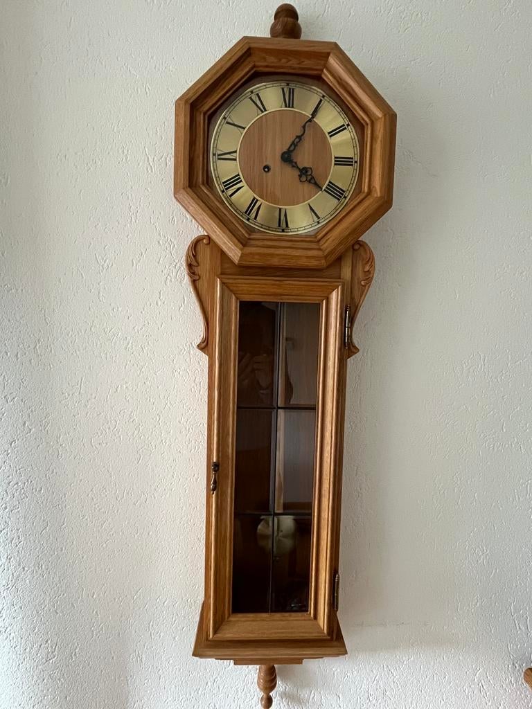 Wandklok met blank eiken omkasting, Ophalen
