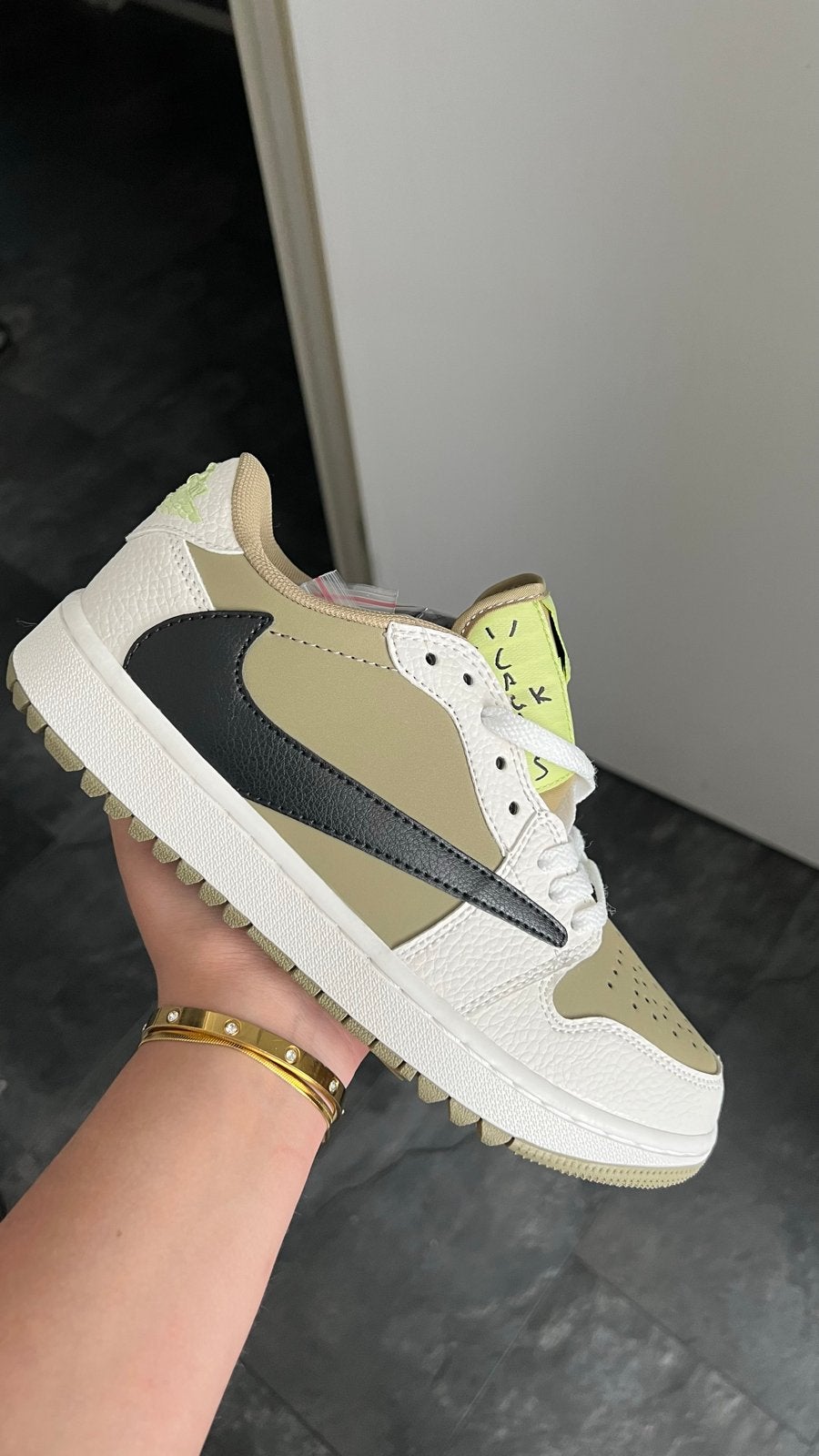 Travis Scott x Nike Air Jordan 1 Low Golf Neutral Olive, Kleding | Heren, Overige kleuren, Nieuw, Ophalen of Verzenden, Sneakers of Gympen