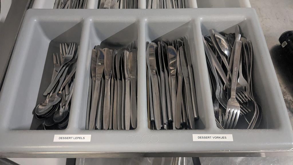 Bestekset met handige opbergbakken, Ophalen