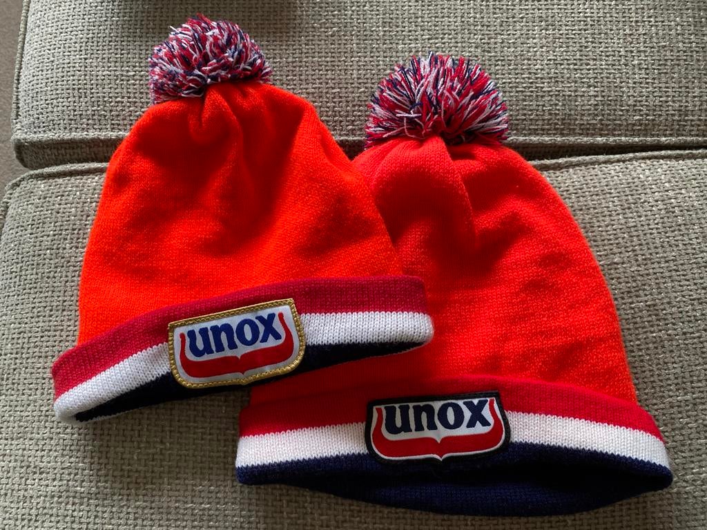 Twee oranje Unox mutsen met pompon, Kleding | Dames, Mutsen, Sjaals en Handschoenen, Ophalen of Verzenden, Zo goed als nieuw, Muts