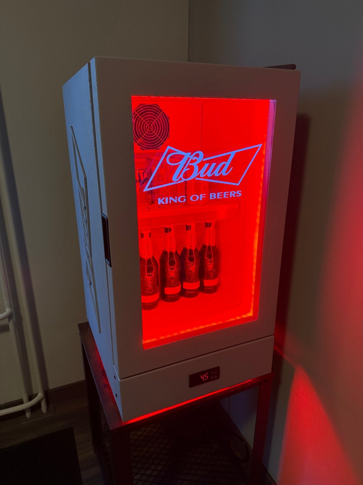Budweiser Mini Koelkast met LED Verlichting, Ophalen, Zonder vriesvak, Energieklasse A of zuiniger, Minder dan 45 cm