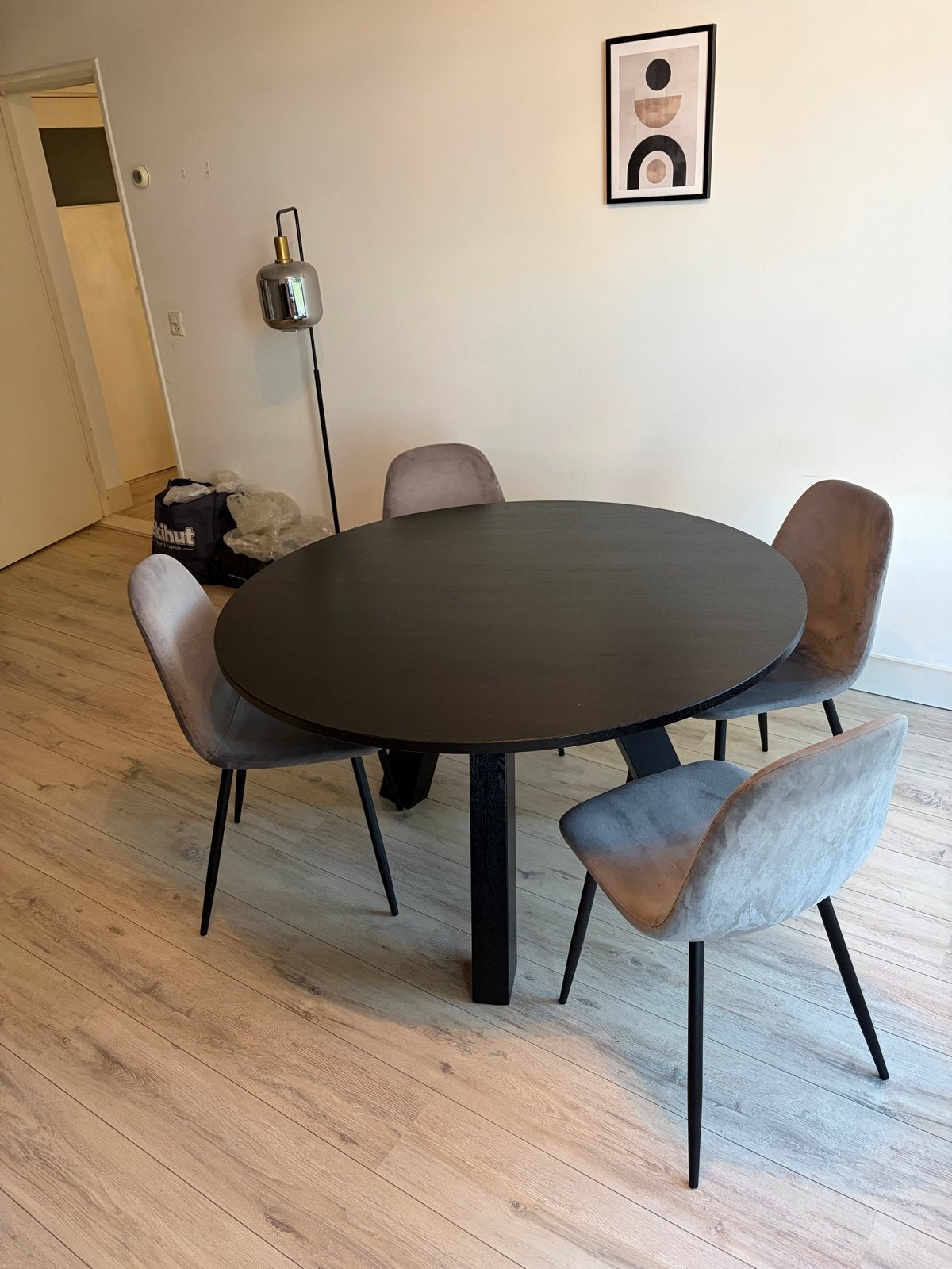 Ronde zwarte eettafel (WOOOD) met 4 Kwantum stoelen, Ophalen, 100 tot 150 cm, Rond, Zo goed als nieuw