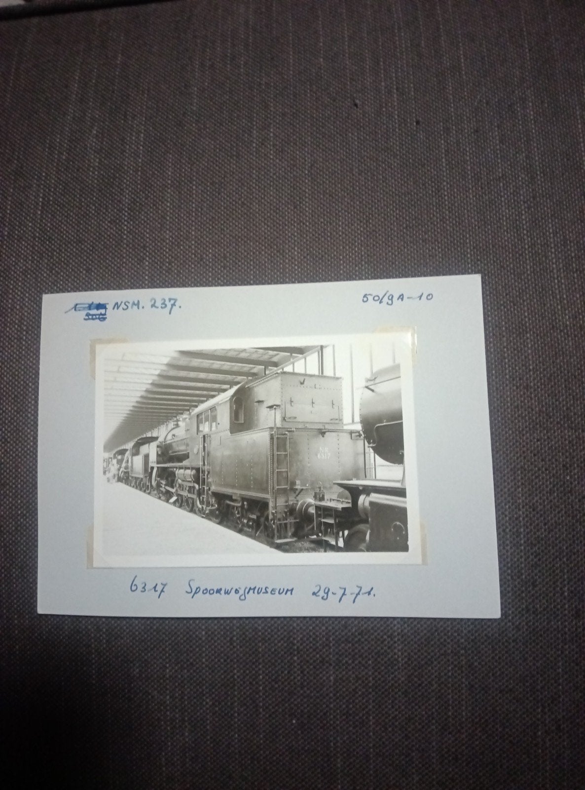 Zwart-wit foto van trein in Spoorwegmuseum (1971), Ophalen of Verzenden, Gebruikt, Trein, Kaart of Prent