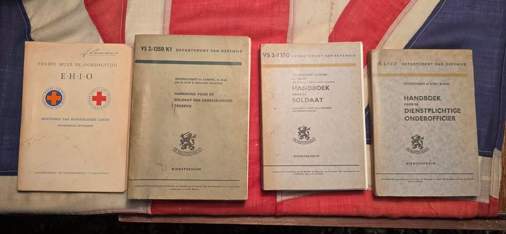 Handboeken Nederlandse soldaat., Ophalen of Verzenden, Landmacht, Nederland