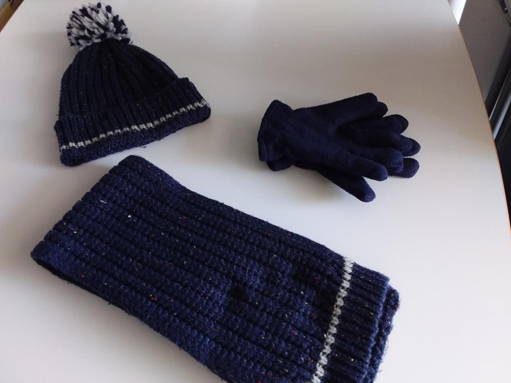 Blauwe muts en sjaal, grijze handschoenen, Kinderen en Baby's, Kinderkleding | Mutsen, Sjaals en Handschoenen, Ophalen of Verzenden