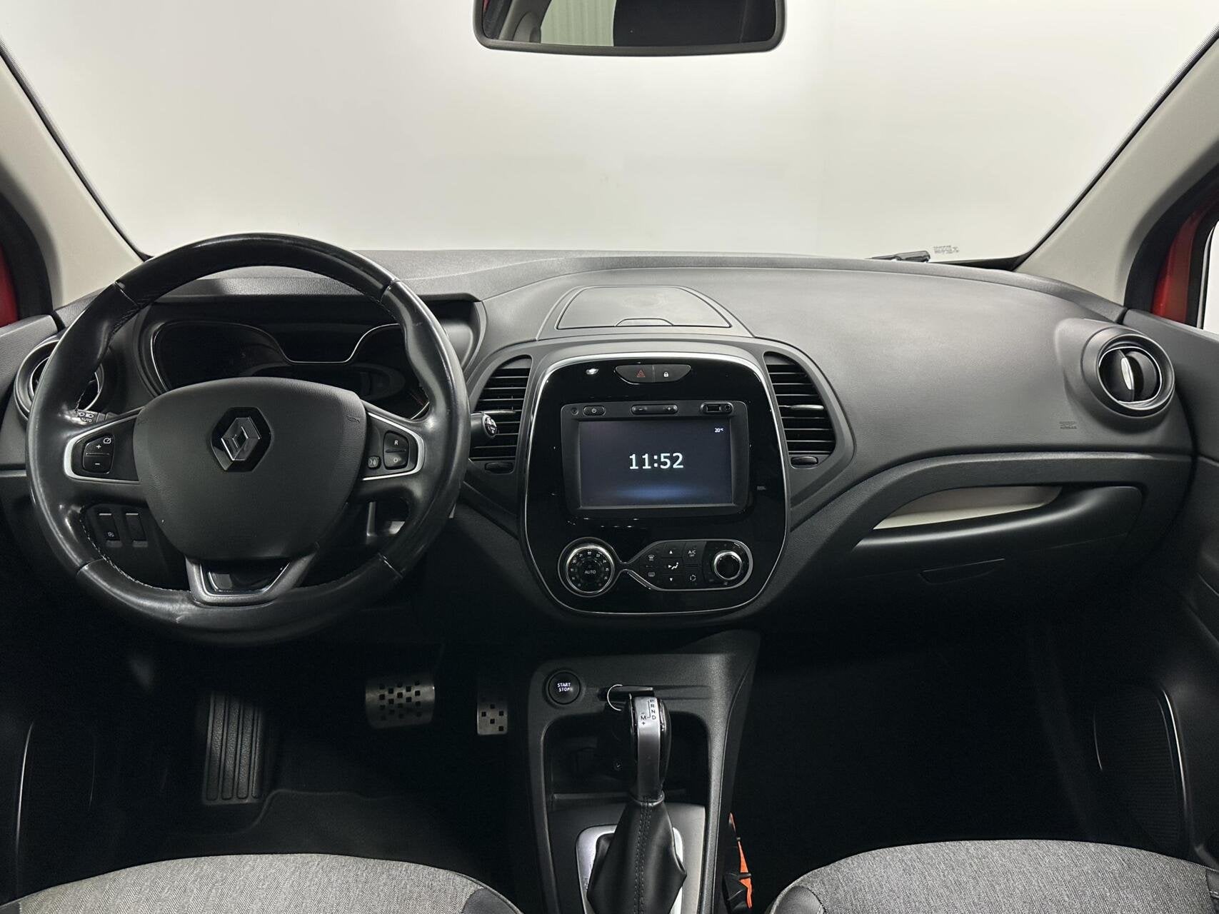 Renault Captur 1.2 TCe Intens NAVI CRUISE ECC TREKHAAK LM., Gebruikt, 4 cilinders, Met garantie (alle), 635 kg