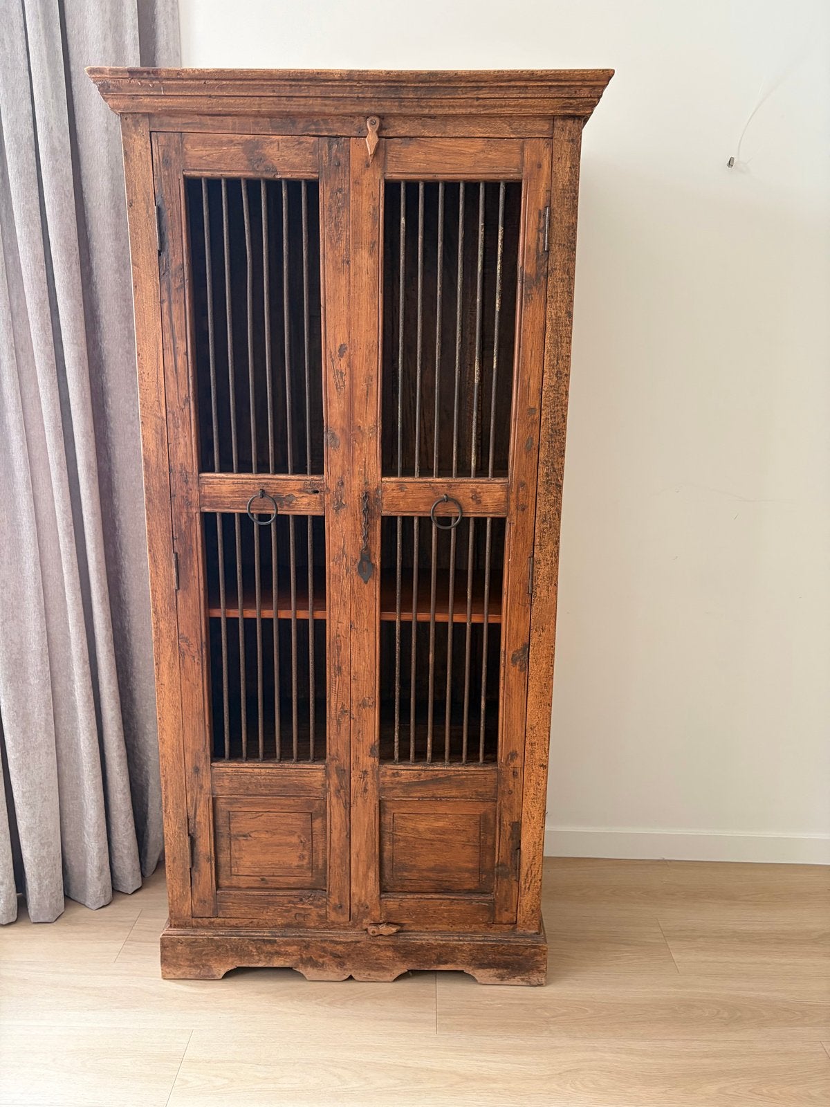 Wooden Cabinet, Ophalen