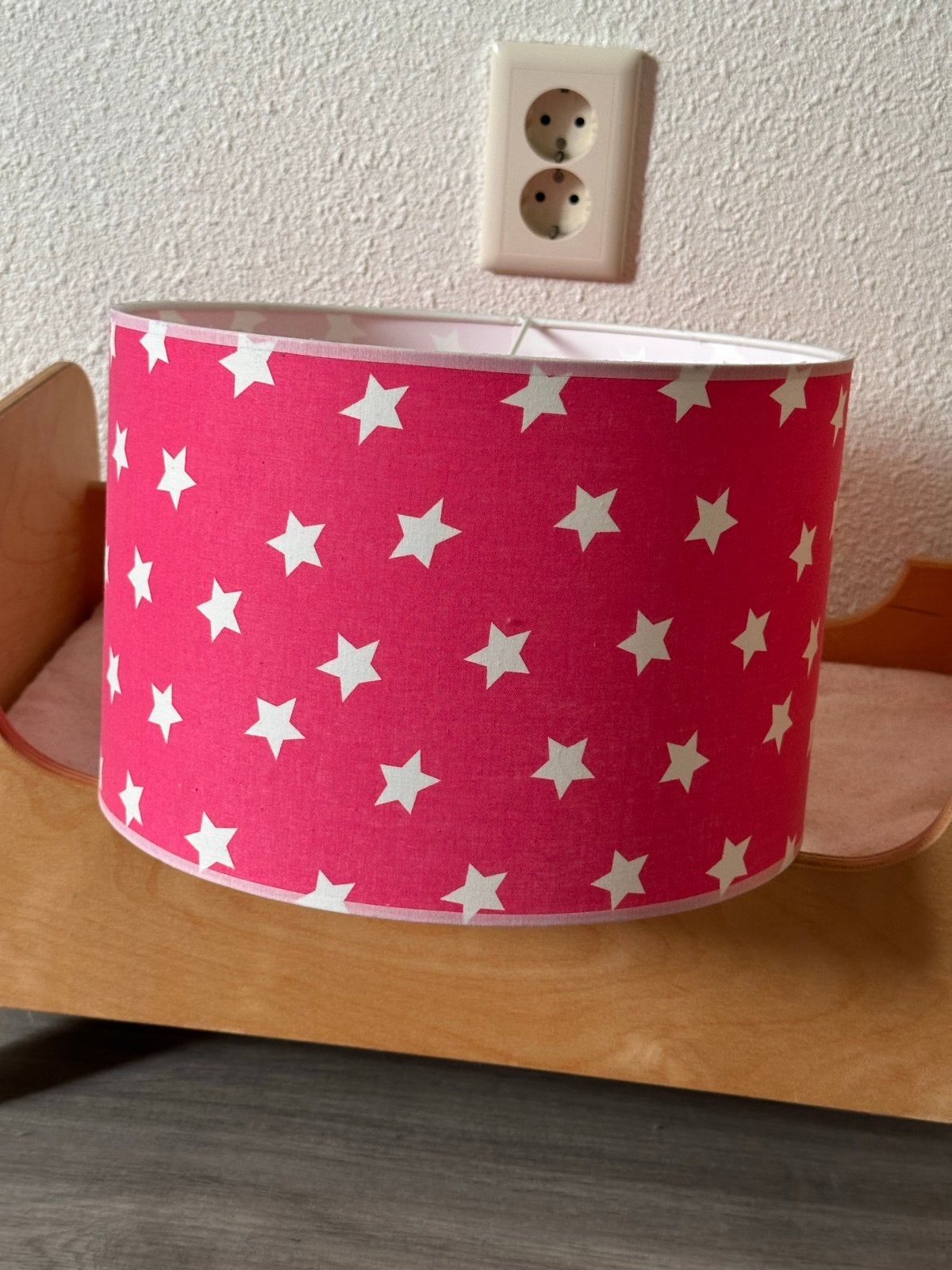 Fuchsia roze lampenkap met sterren, Huis en Inrichting, Lampen | Lampenkappen, Ophalen, Gebruikt, Rond
