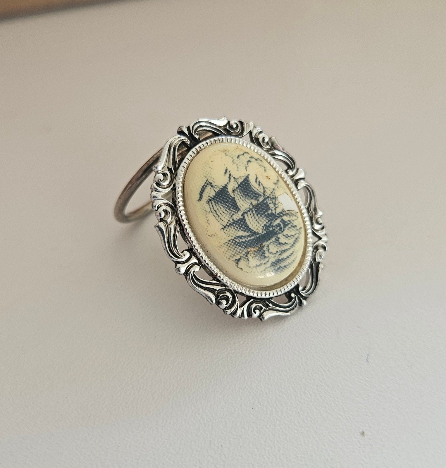 Vintage Scrimshaw Stijl Sjaalclip met Klassiek Zeilschip, Ophalen of Verzenden, Gebruikt