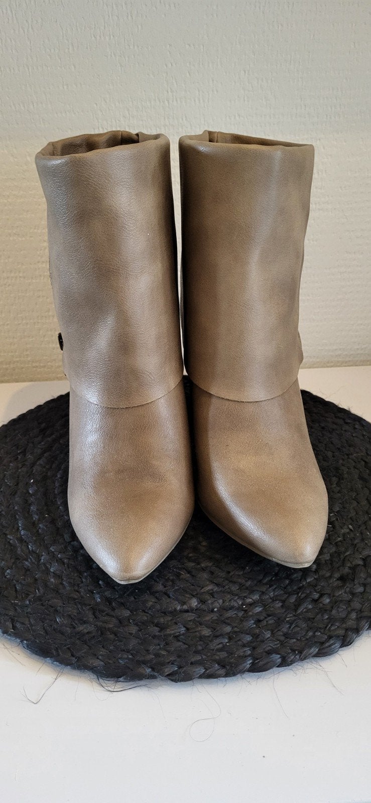 Madden Girl Enkellaarzen - Zo goed als nieuw, Kleding | Dames, Beige, Lage of Enkellaarzen, Ophalen of Verzenden, Madden Girl