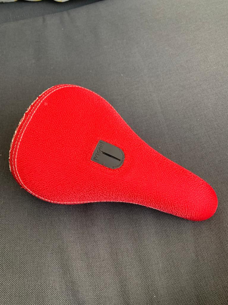 Eastern bmx zadel rood, Fietsen en Brommers, Fietsonderdelen, BMX, Overige materialen, Ophalen of Verzenden, Zo goed als nieuw