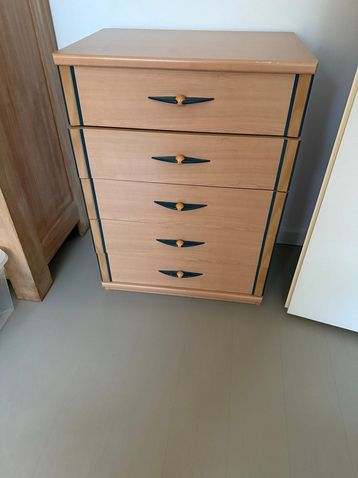 Gratis! Houten ladekast met 5 laden - Gebruikt, Huis en Inrichting, Kasten | Ladekasten, Gebruikt, 5 laden of meer, 100 tot 150 cm