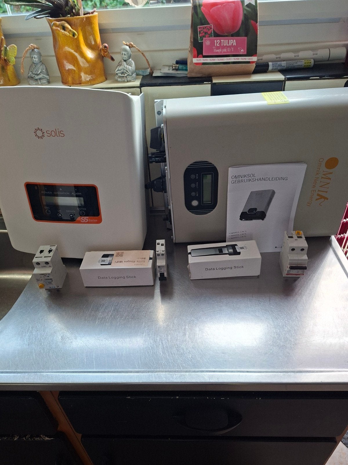 Twee goed werkende zonnecel inverters met aansluitmat, Doe-het-zelf en Verbouw, Ophalen of Verzenden