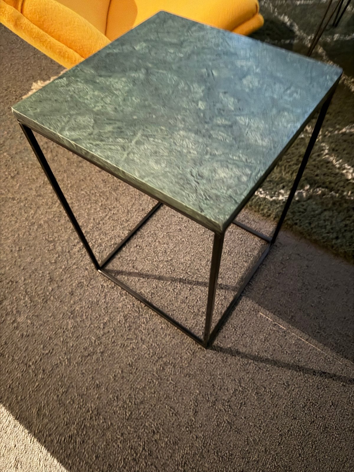 Bijzettafel met groen marmeren blad en metalen frame, Huis en Inrichting, 45 tot 60 cm, Gebruikt, Metaal of Aluminium, Vierkant