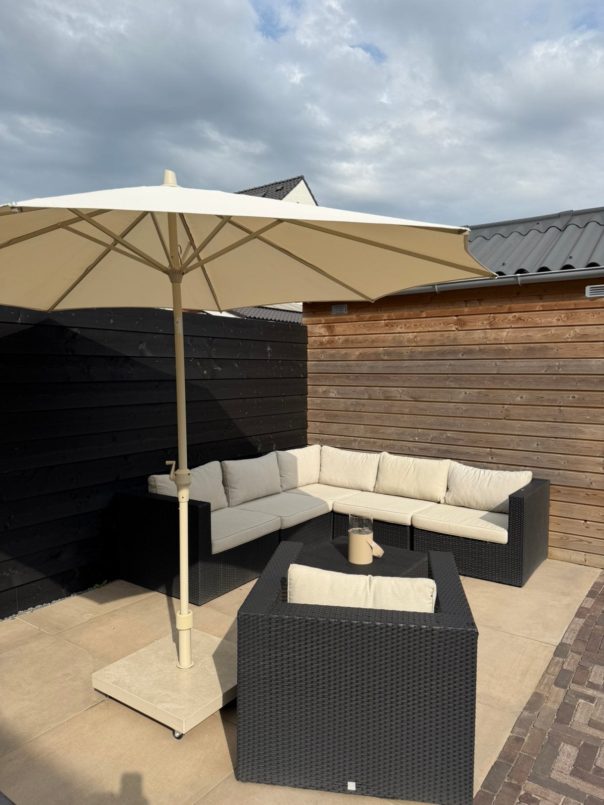 Loungeset zwart met crème kussens –hoekbank + stoel + hocker