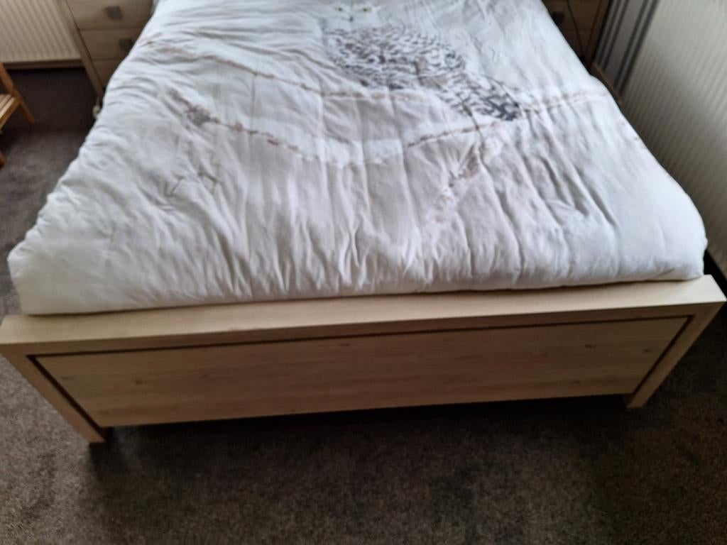 Tweepersoonsbed 169x238 cm met nachtkastjes, Huis en Inrichting, Slaapkamer | Bedden, Gebruikt, Tweepersoons, 160 cm, 220 cm, Hout