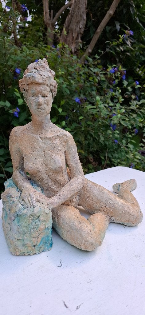 Zittende vrouw,  figuratieve sculptuur, Ophalen, Handgemaakt, 20 - 50 cm, Steen of Keramiek